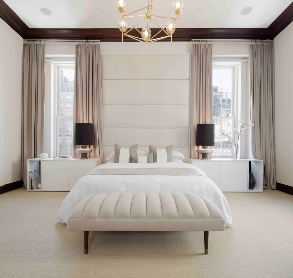 ニューヨークにあるコンテンポラリースタイルのおしゃれな主寝室 (ベージュの壁、カーペット敷き、ベージュの床)