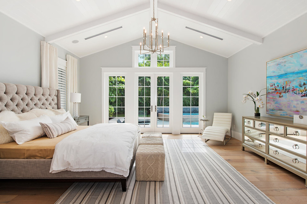 Imagen de dormitorio tradicional renovado con paredes grises y suelo de madera en tonos medios