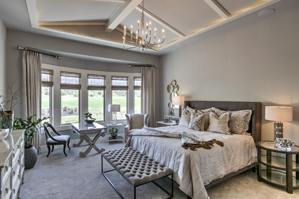 На фото: хозяйская спальня среднего размера в стиле неоклассика (современная классика) с серыми стенами, ковровым покрытием, серым полом и сводчатым потолком