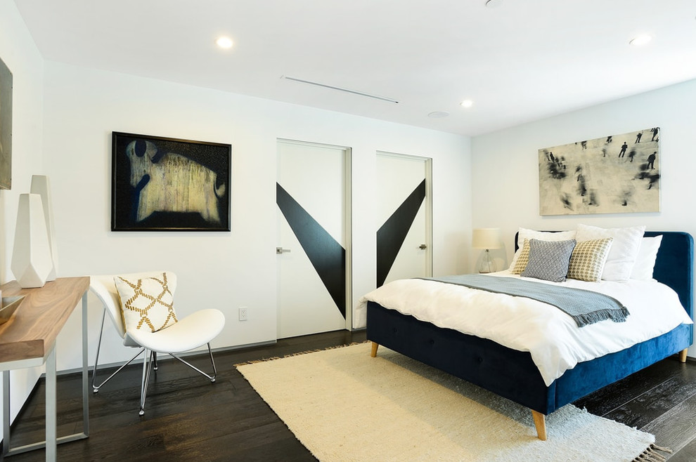 Foto de dormitorio principal actual de tamaño medio con paredes blancas, suelo de madera oscura y suelo marrón
