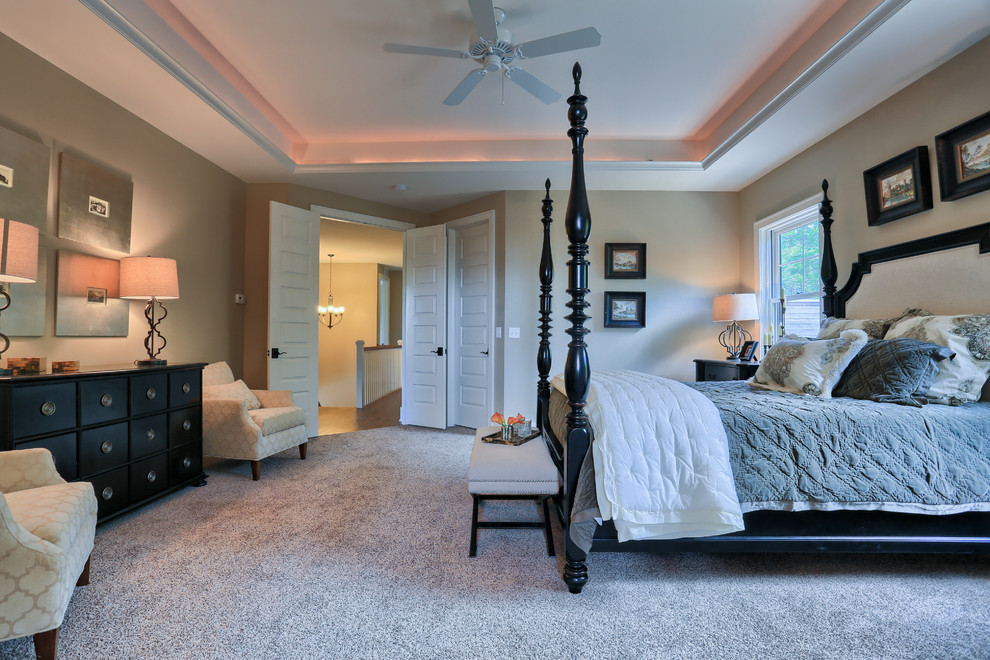 Foto de dormitorio principal de estilo de casa de campo grande con paredes beige y moqueta