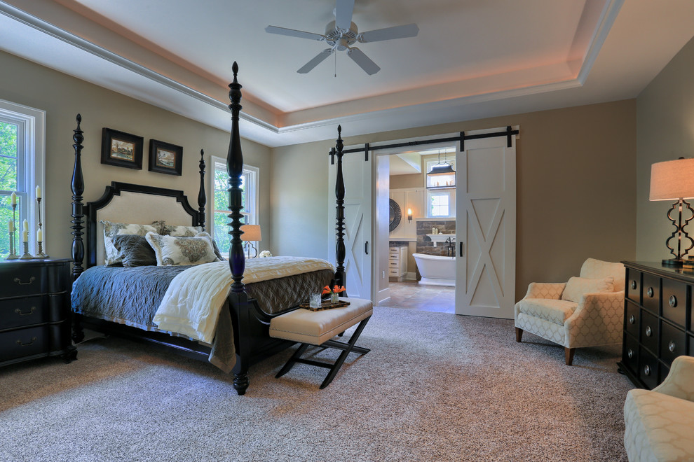 Großes Country Hauptschlafzimmer mit beiger Wandfarbe und Teppichboden in Sonstige