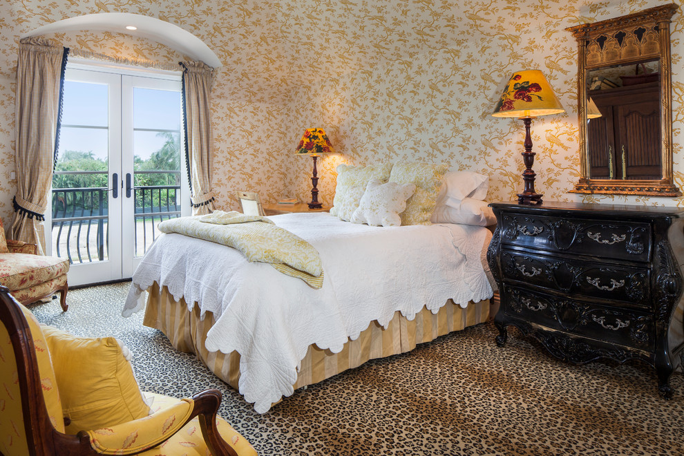 Immagine di una camera da letto classica con pareti multicolore, moquette e nessun camino