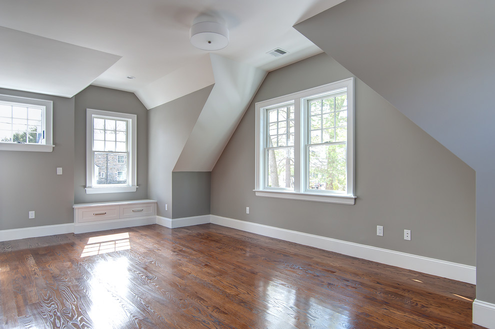 Imagen de habitación de invitados tradicional extra grande con paredes grises, suelo de madera oscura, chimenea lineal y suelo beige