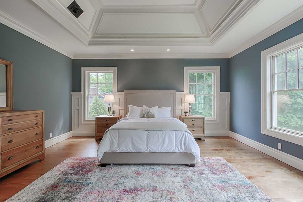 Imagen de dormitorio principal tradicional renovado con paredes azules