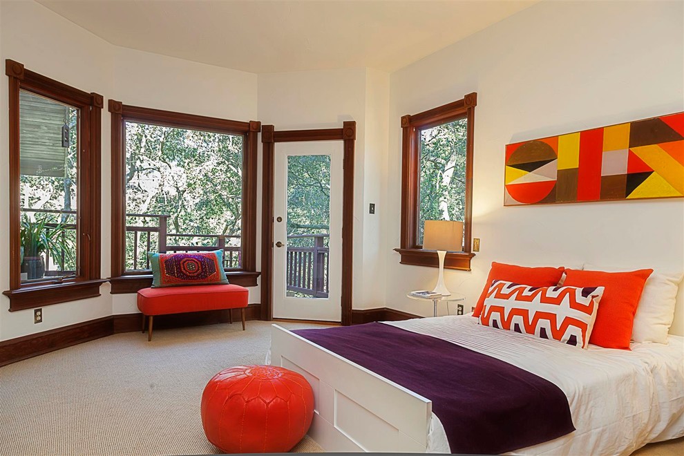 Klassisches Schlafzimmer ohne Kamin mit weißer Wandfarbe und Teppichboden in San Francisco
