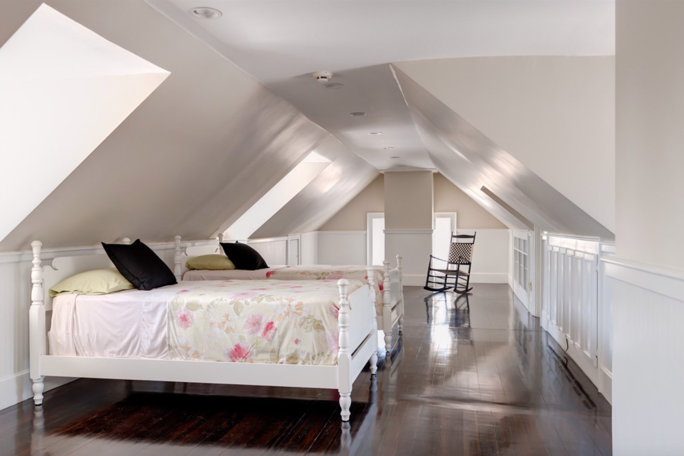 Modelo de habitación de invitados clásica renovada grande con paredes blancas y suelo de madera oscura