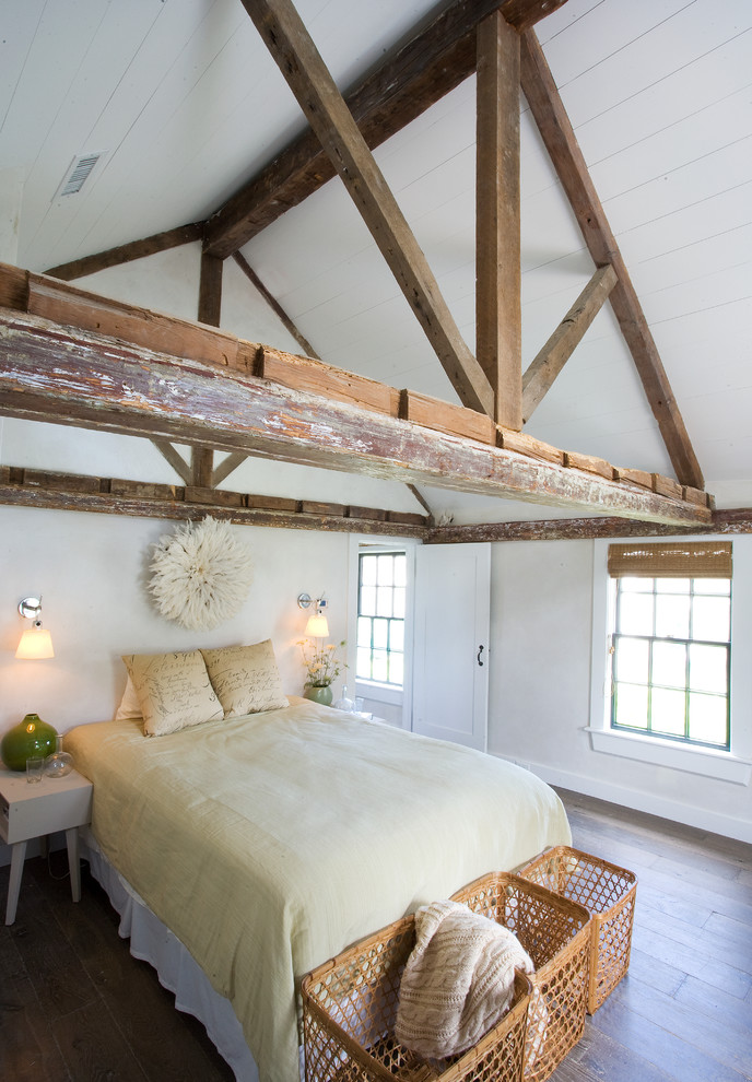 Imagen de dormitorio marinero sin chimenea con paredes blancas