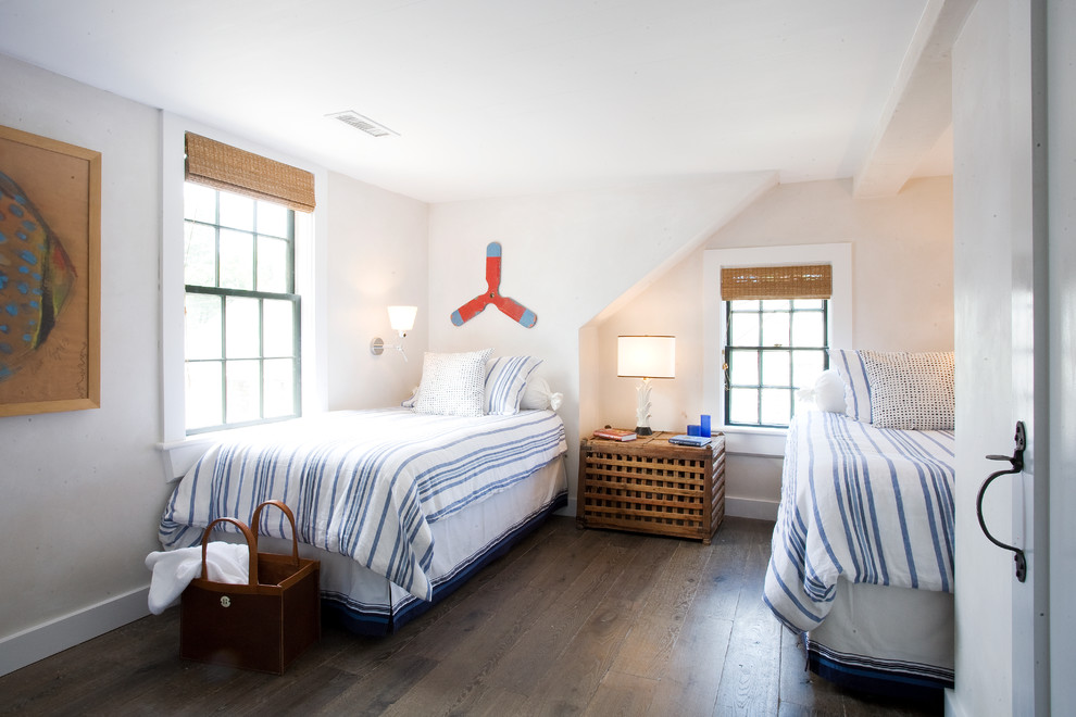 ニューヨークにあるビーチスタイルのおしゃれな客用寝室 (白い壁、暖炉なし)