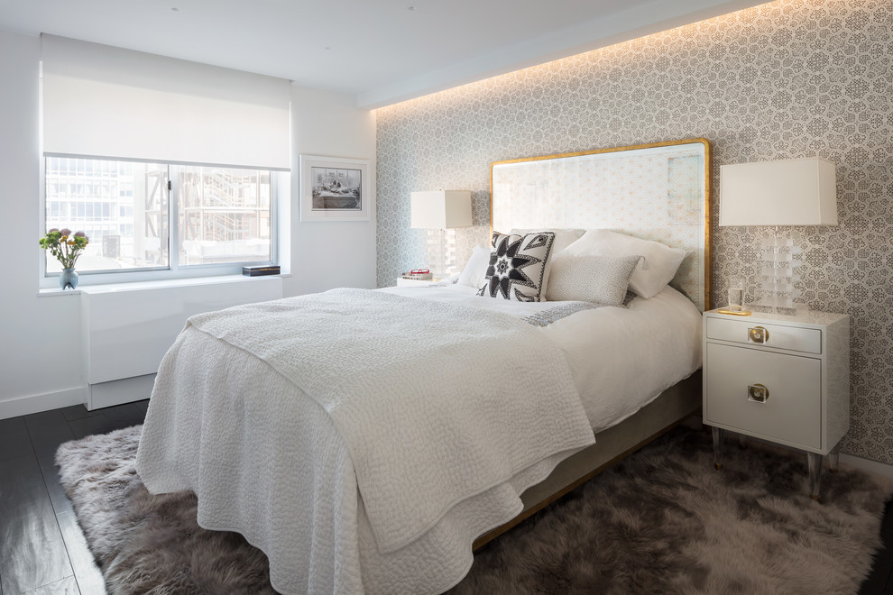 ニューヨークにある小さなコンテンポラリースタイルのおしゃれな主寝室 (白い壁、濃色無垢フローリング、黒い床) のレイアウト