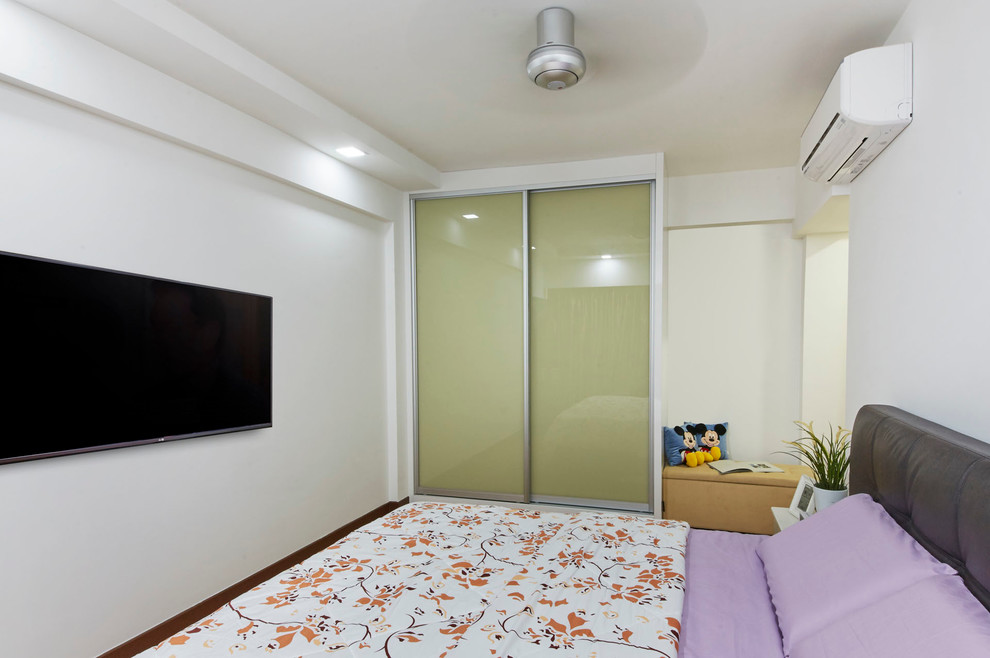 Medium sized modern master bedroom in Singapore with white walls.