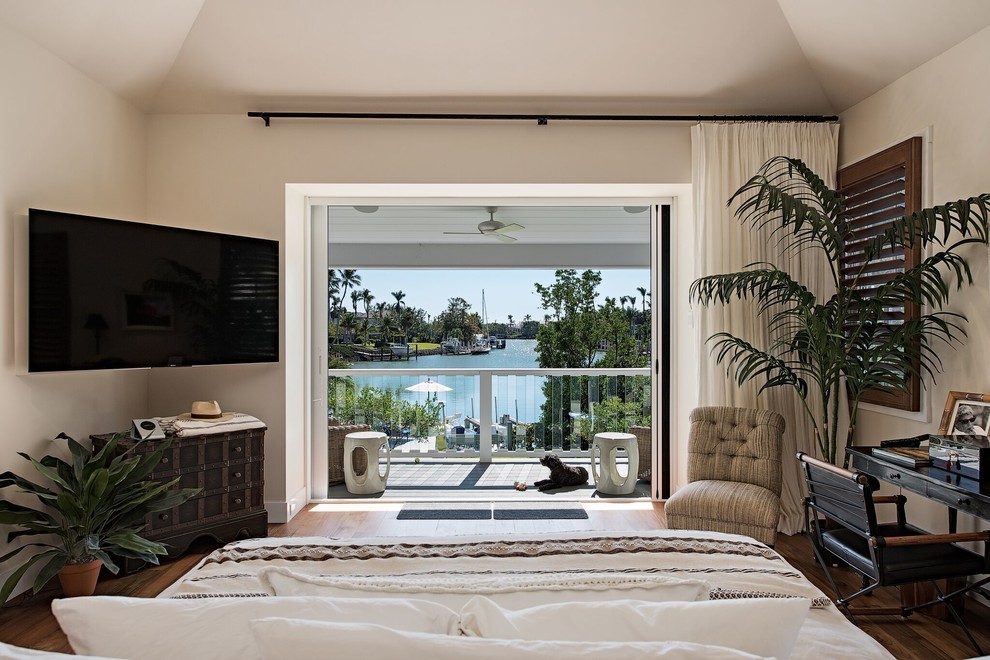 На фото: спальня в морском стиле с бежевыми стенами, паркетным полом среднего тона и коричневым полом