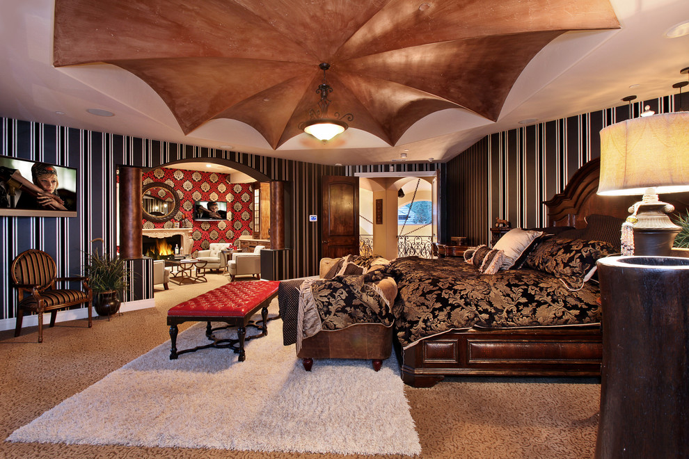 Exempel på ett stort medelhavsstil sovrum, med flerfärgade väggar och heltäckningsmatta