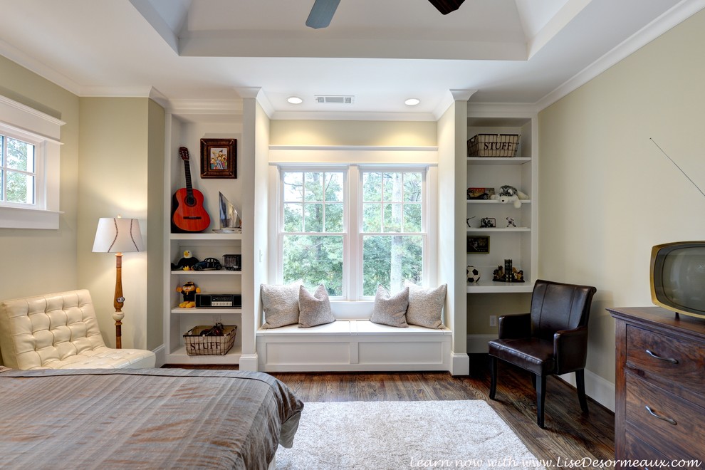 Ispirazione per un'ampia camera da letto stile americano con pareti beige e pavimento in legno massello medio