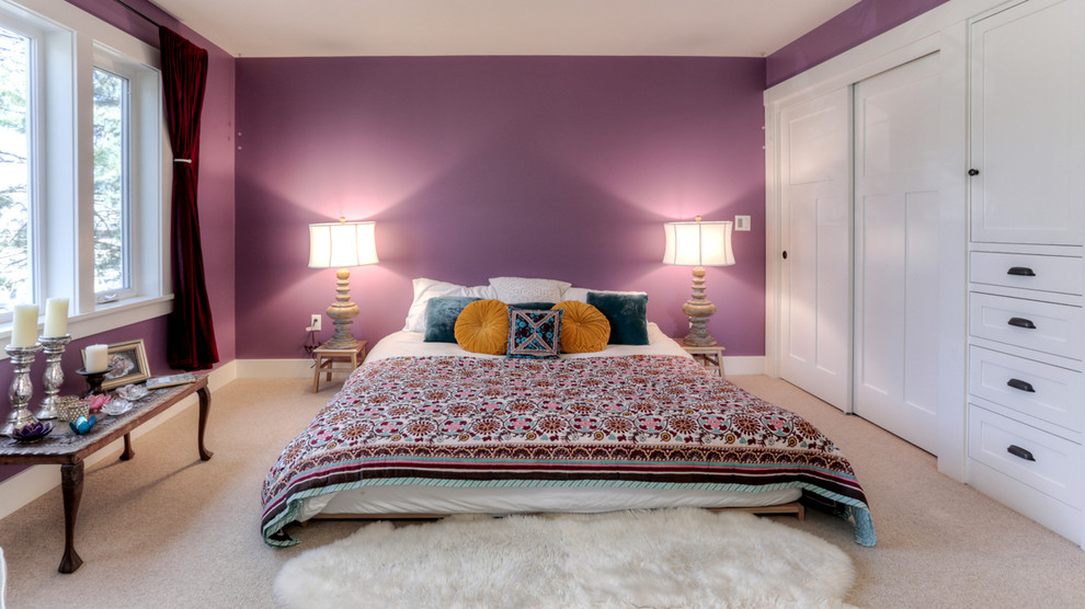 Inspiration pour une chambre craftsman avec un mur violet.