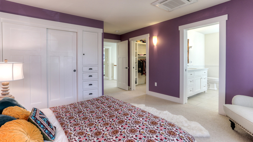 他の地域にあるトラディショナルスタイルのおしゃれな寝室 (紫の壁) のインテリア