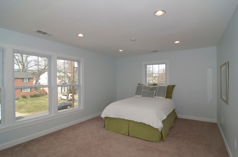 Идея дизайна: гостевая спальня среднего размера, (комната для гостей) в стиле кантри с синими стенами, ковровым покрытием и коричневым полом