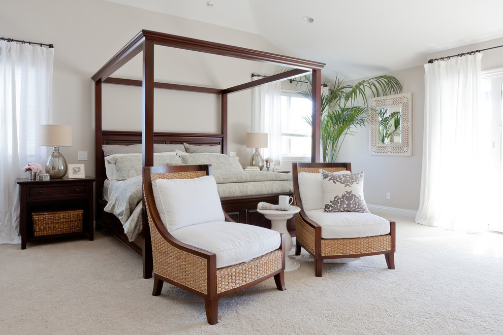 На фото: большая хозяйская спальня в классическом стиле с ковровым покрытием с