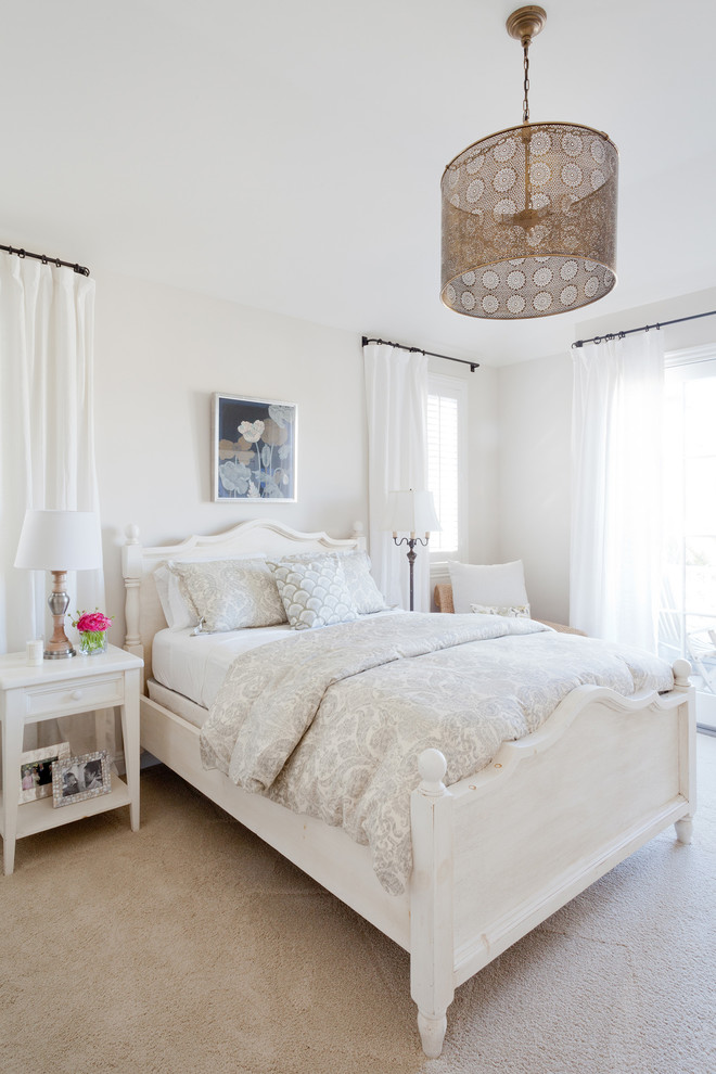 Идея дизайна: гостевая спальня среднего размера, (комната для гостей) в классическом стиле с белыми стенами и ковровым покрытием без камина