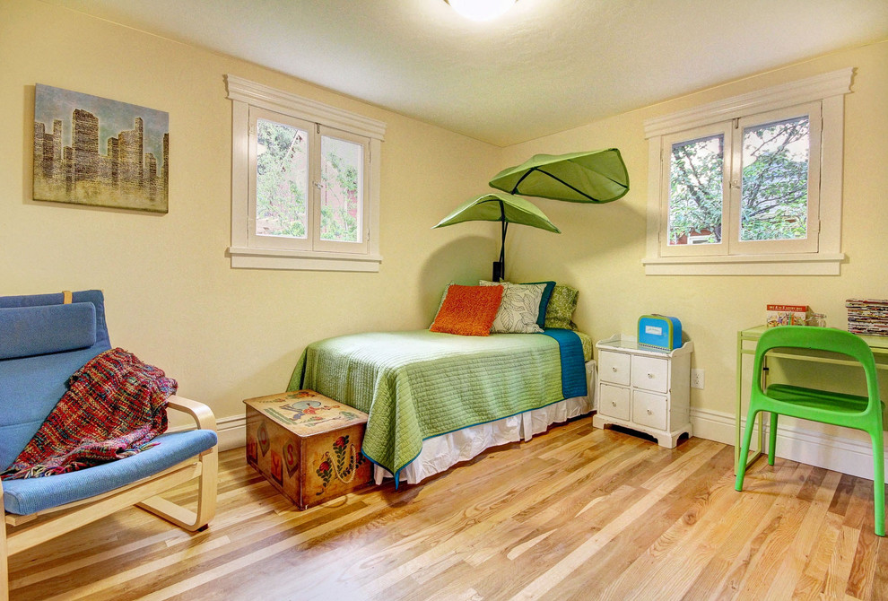 Foto di una piccola camera degli ospiti classica con pavimento in legno massello medio