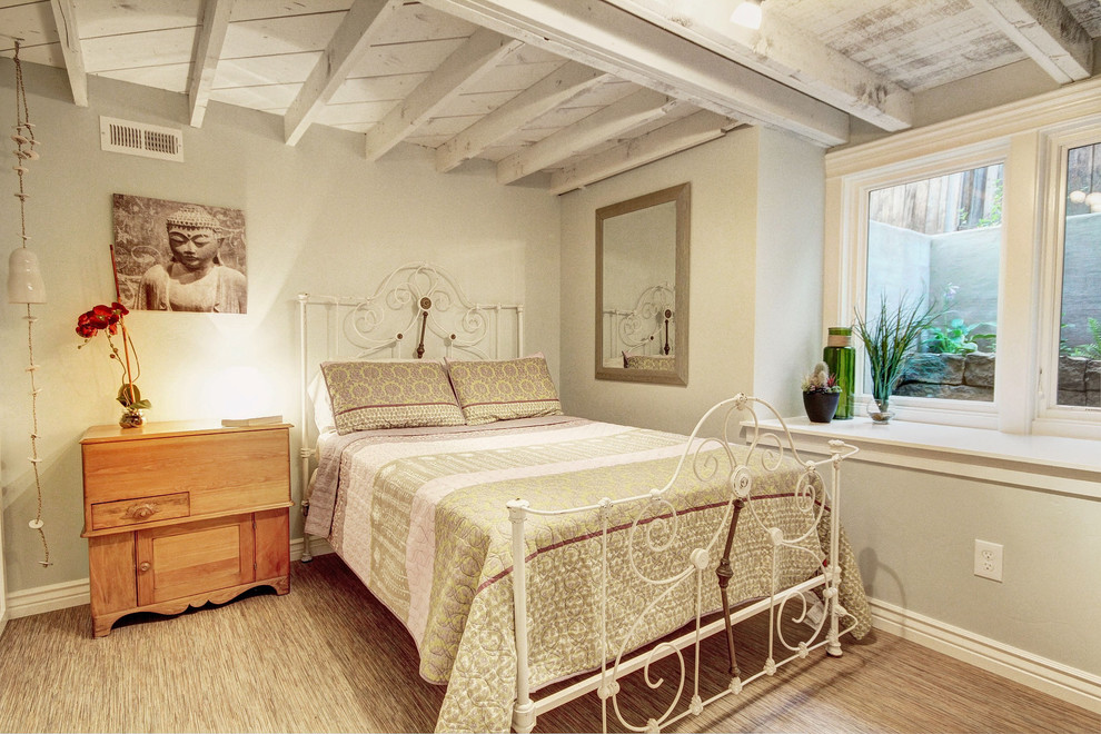 На фото: маленькая гостевая спальня (комната для гостей) в морском стиле для на участке и в саду