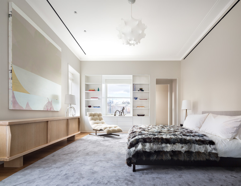 Ejemplo de dormitorio actual con paredes grises, suelo de madera en tonos medios y suelo marrón