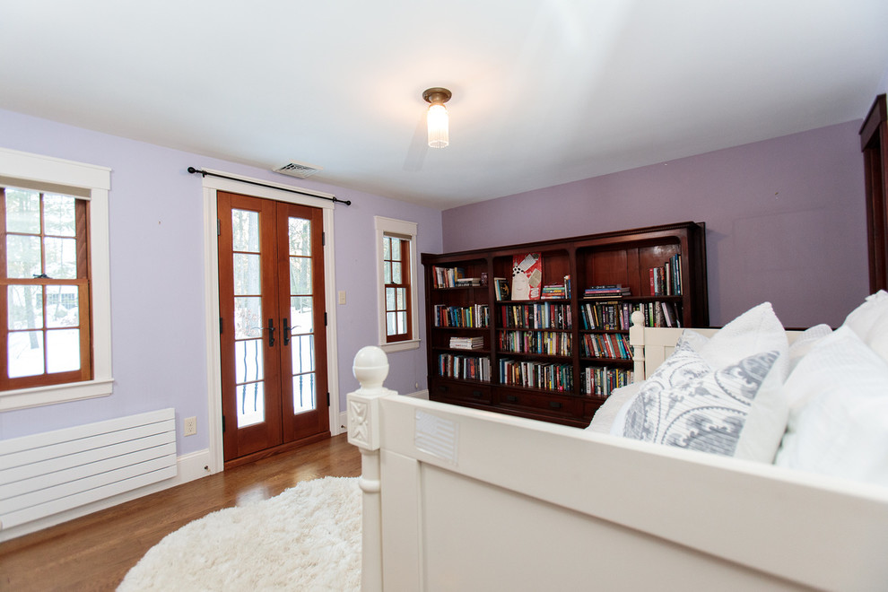 Пример оригинального дизайна: большая гостевая спальня (комната для гостей) в классическом стиле с фиолетовыми стенами, темным паркетным полом, стандартным камином и фасадом камина из дерева