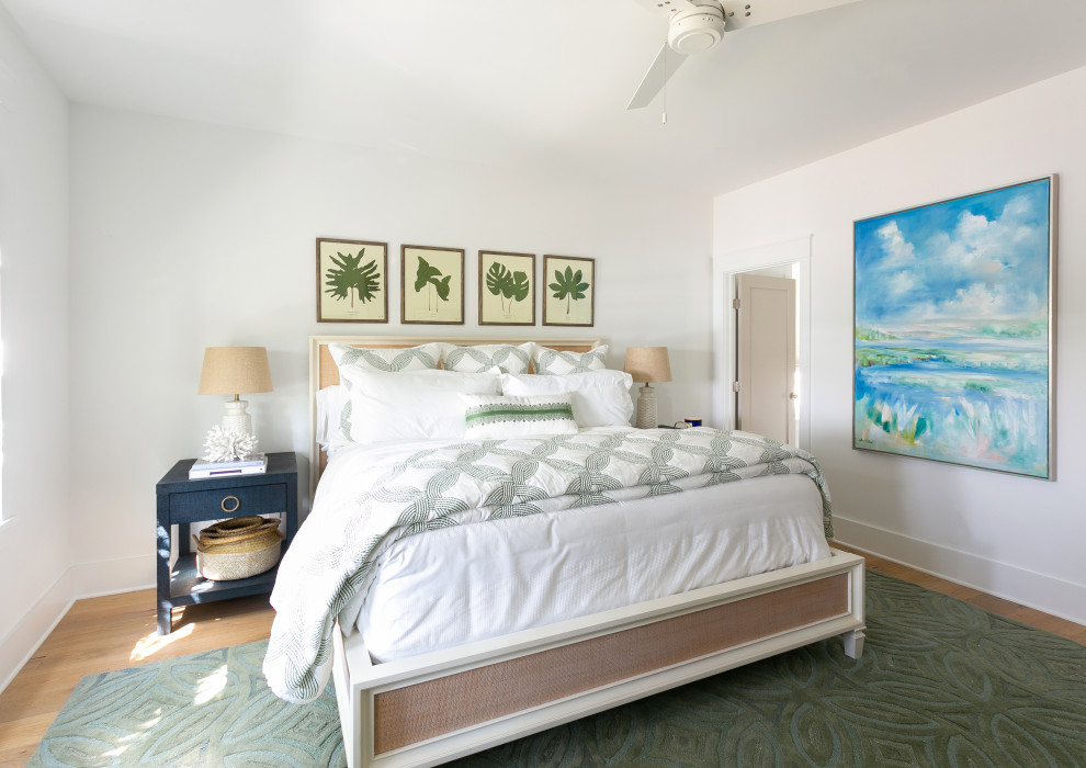 Imagen de habitación de invitados costera grande con paredes blancas, suelo de madera clara y suelo azul