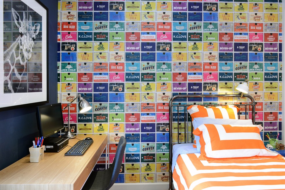 Idee per una camera da letto contemporanea di medie dimensioni con pareti multicolore, pavimento in legno massello medio e pavimento marrone