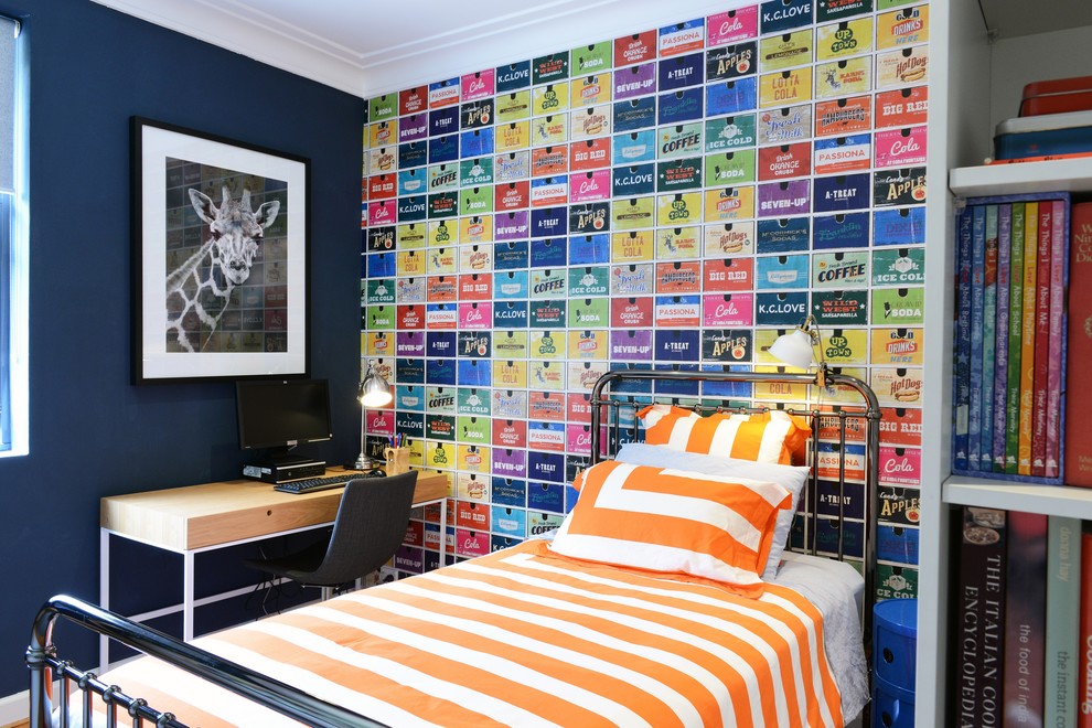Mittelgroßes Modernes Schlafzimmer mit bunten Wänden, braunem Holzboden und braunem Boden in Sydney