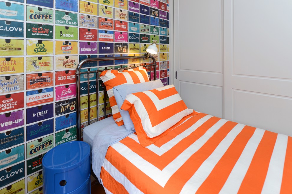 Idee per una camera da letto minimal di medie dimensioni con pareti multicolore, pavimento in legno massello medio e pavimento marrone