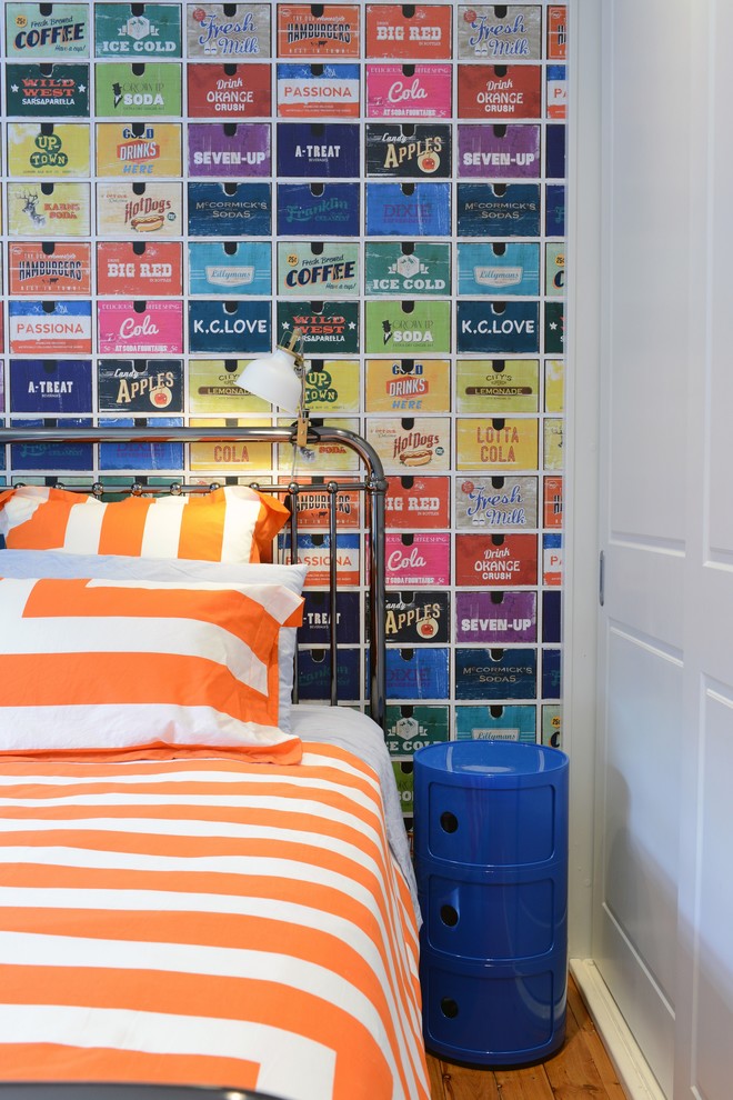 Idee per una camera da letto minimal di medie dimensioni con pareti multicolore, pavimento in legno massello medio e pavimento marrone
