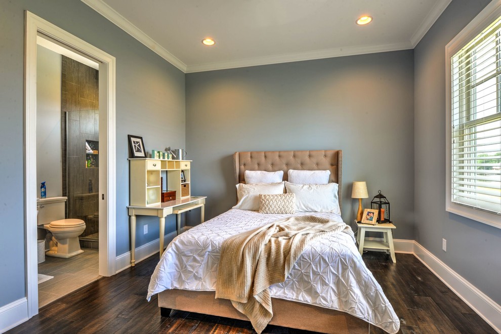 Foto de habitación de invitados actual pequeña sin chimenea con paredes grises, suelo laminado y suelo marrón