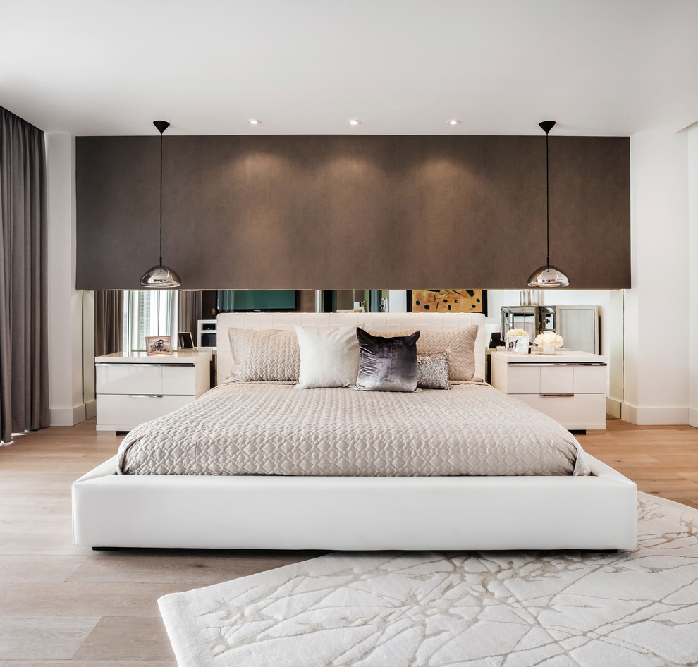 Источник вдохновения для домашнего уюта: хозяйская спальня среднего размера в современном стиле с белыми стенами и светлым паркетным полом
