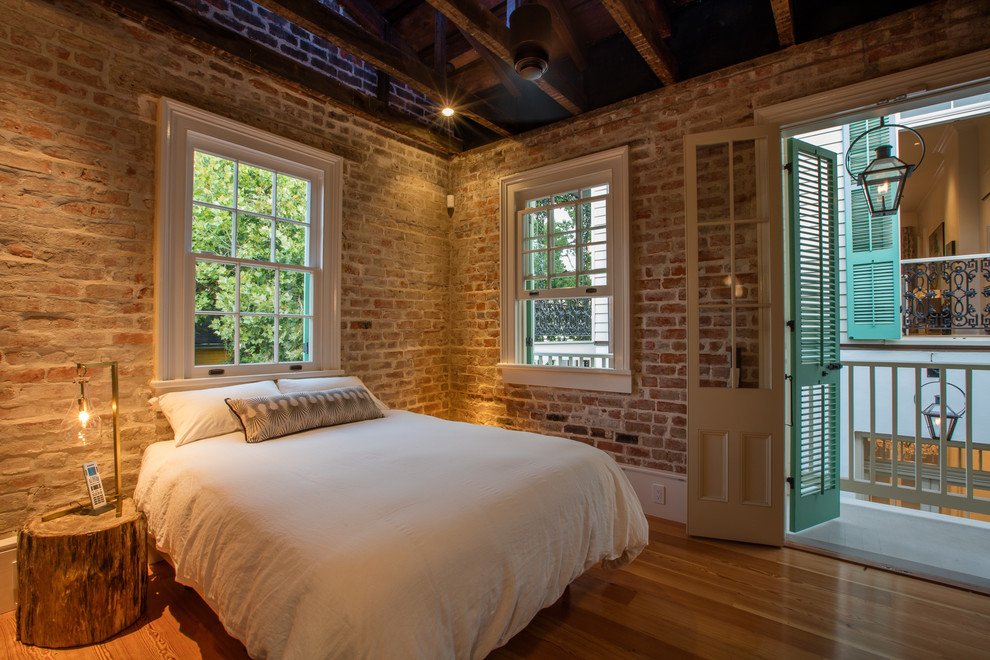 Immagine di una camera degli ospiti classica con pavimento in legno massello medio