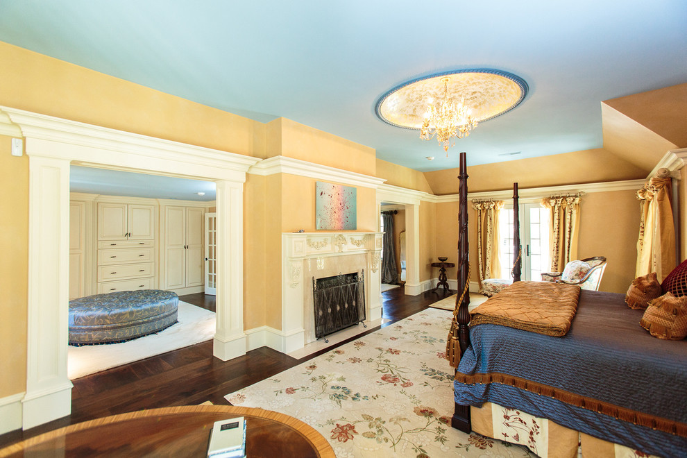 ボストンにある広いトラディショナルスタイルのおしゃれな主寝室 (黄色い壁、カーペット敷き、標準型暖炉、木材の暖炉まわり) のインテリア
