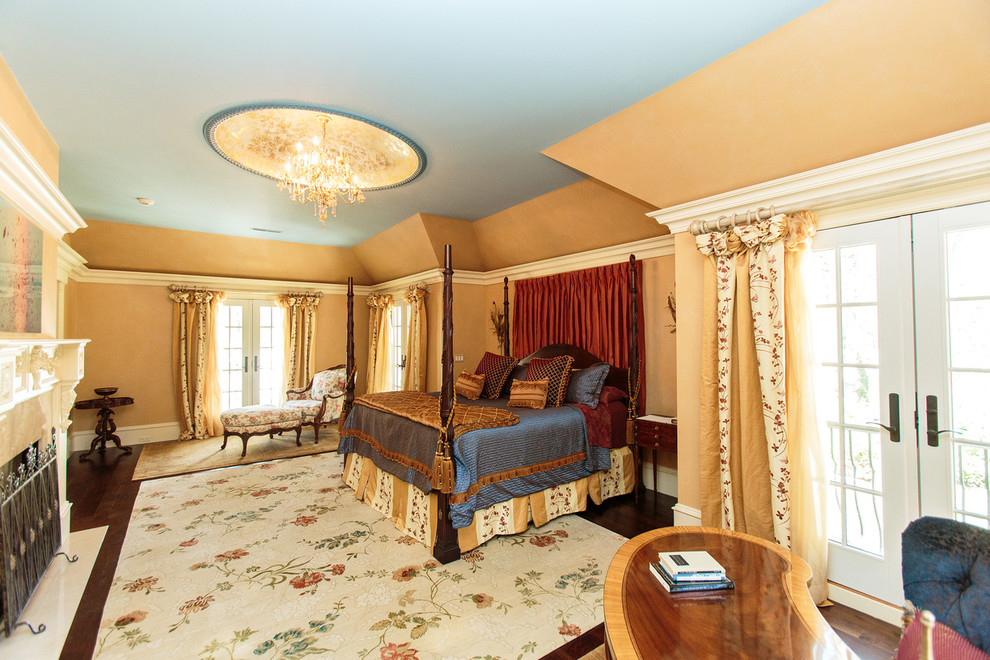 На фото: большая хозяйская спальня в классическом стиле с желтыми стенами и ковровым покрытием
