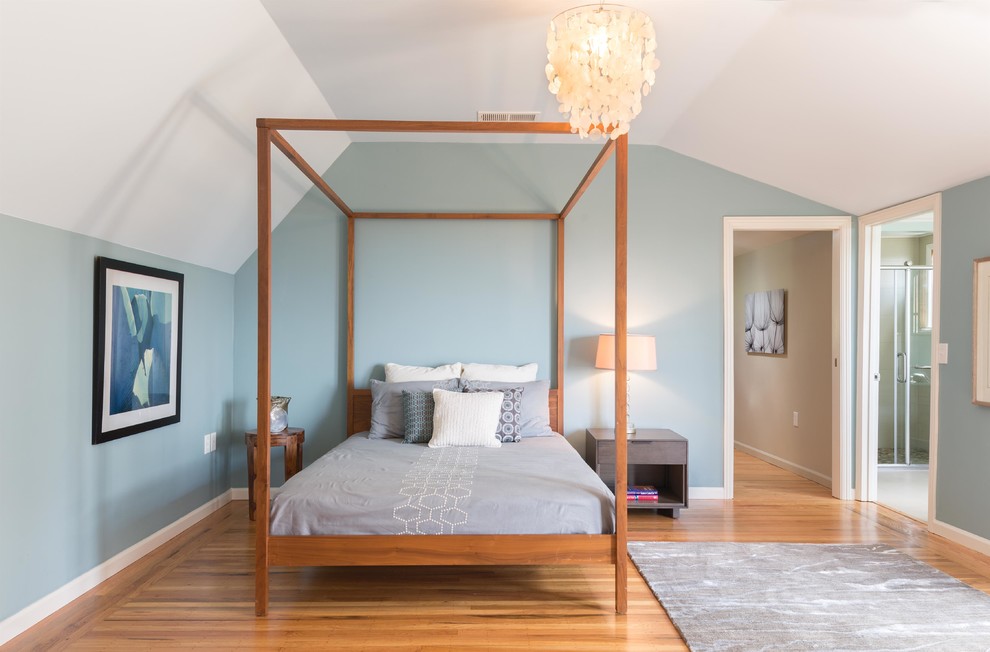 На фото: гостевая спальня (комната для гостей) в стиле неоклассика (современная классика) с синими стенами и паркетным полом среднего тона с
