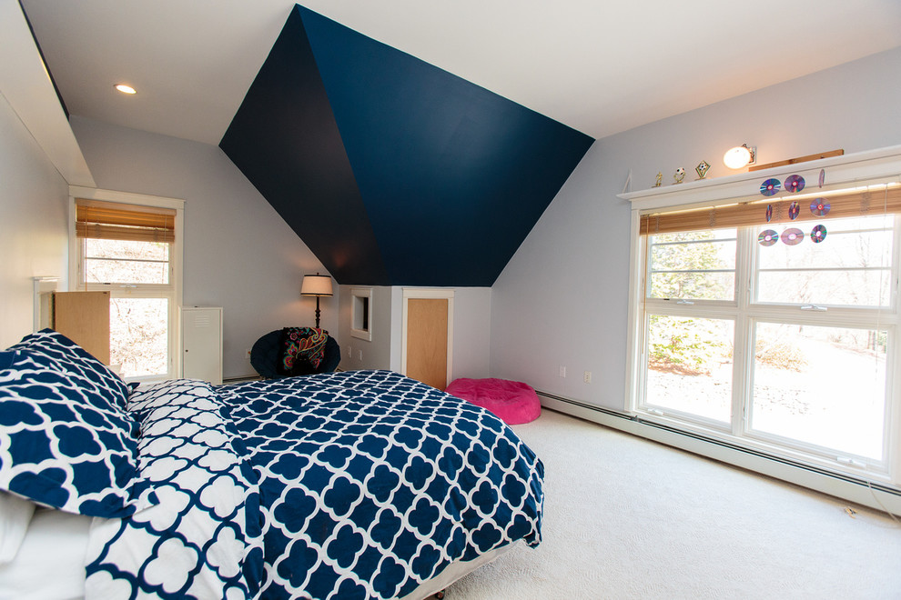 Пример оригинального дизайна: гостевая спальня (комната для гостей) в современном стиле с синими стенами и ковровым покрытием без камина