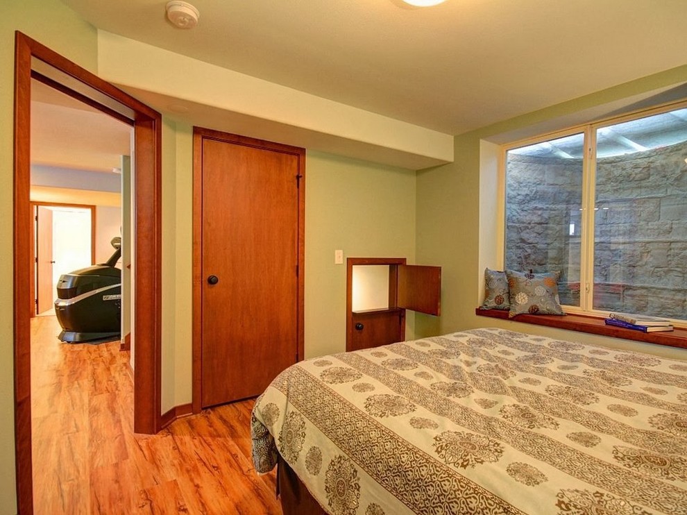 На фото: гостевая спальня среднего размера, (комната для гостей) в классическом стиле с бежевыми стенами и ковровым покрытием без камина