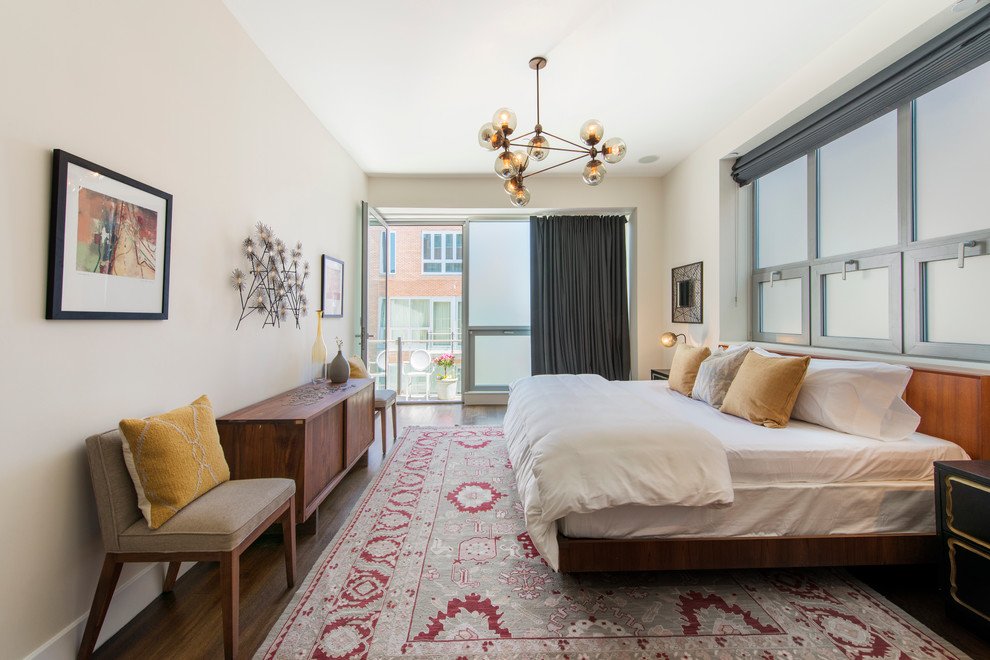 Foto di una camera da letto minimalista con pareti bianche e pavimento in legno massello medio