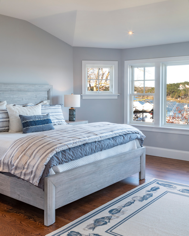 ボストンにあるビーチスタイルのおしゃれな客用寝室 (青い壁、無垢フローリング、茶色い床) のレイアウト