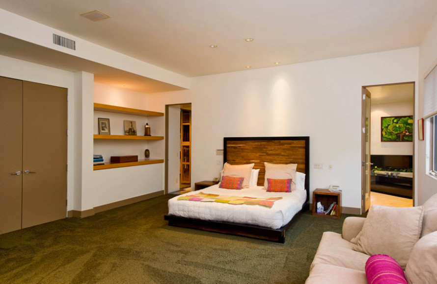 Foto di una camera degli ospiti minimal di medie dimensioni con pareti bianche, moquette e nessun camino