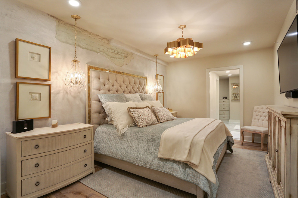 Esempio di una camera da letto chic con pareti beige e pavimento in legno massello medio