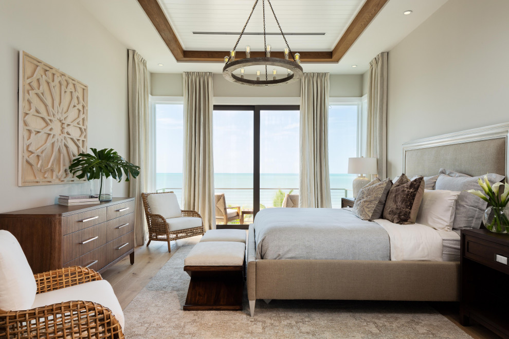 Großes Klassisches Gästezimmer ohne Kamin mit beiger Wandfarbe, braunem Holzboden und braunem Boden in Miami