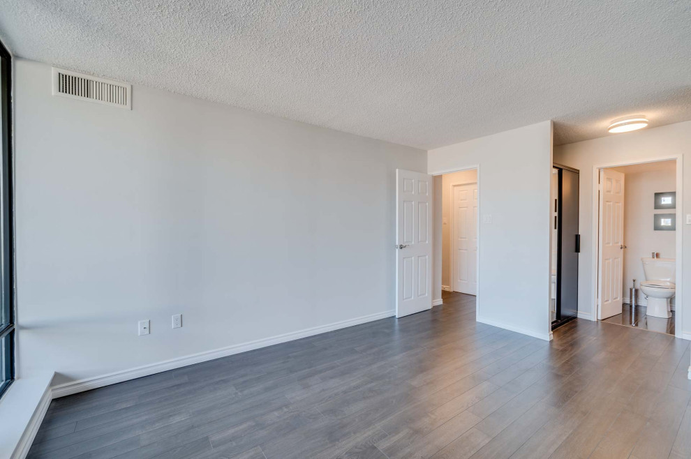 Mittelgroßes Modernes Hauptschlafzimmer mit grauer Wandfarbe, Laminat und braunem Boden in Toronto