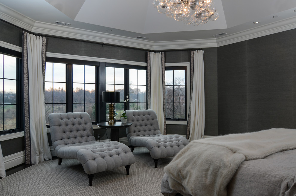 Imagen de dormitorio principal clásico renovado grande sin chimenea con paredes grises y suelo de madera oscura