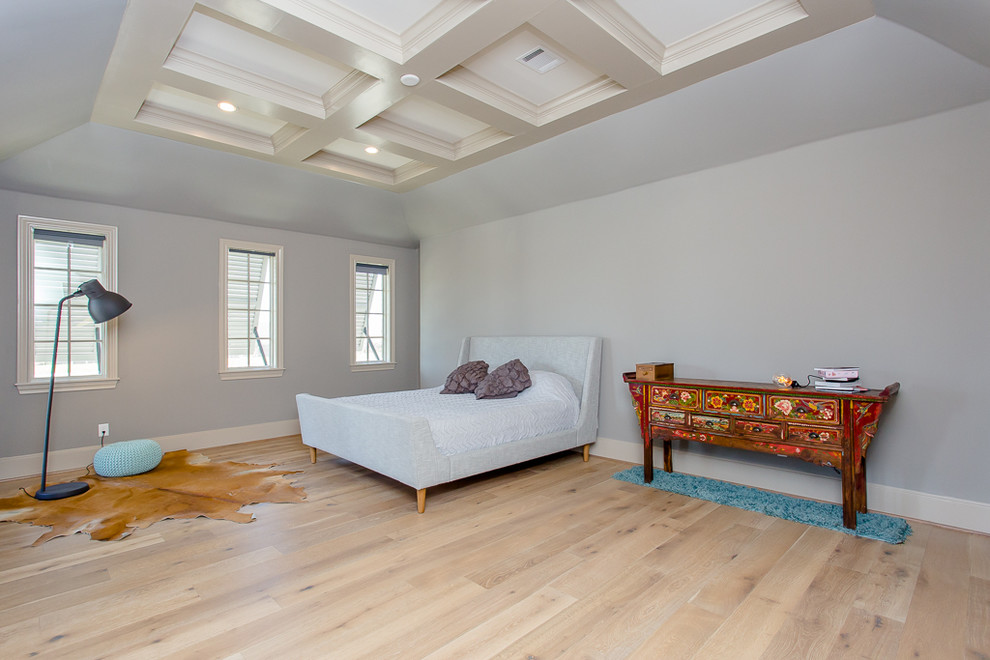 Foto de dormitorio principal contemporáneo grande sin chimenea con paredes grises, suelo de madera clara y suelo beige