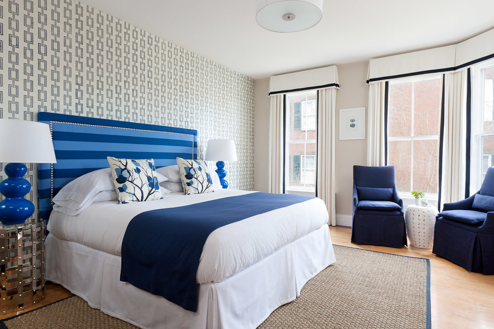 Maritimes Schlafzimmer ohne Kamin mit bunten Wänden und hellem Holzboden in Boston