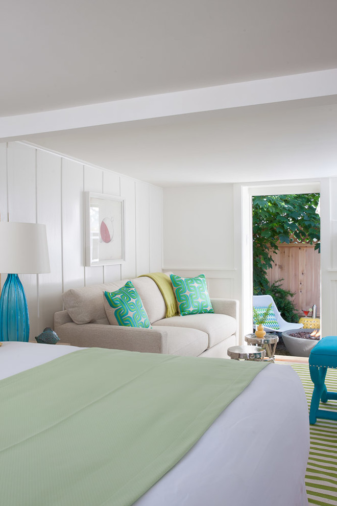 Foto di una camera da letto costiera con pareti bianche, parquet chiaro e nessun camino